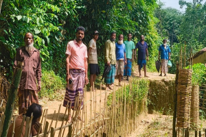 সড়ক কে*টে চলাচলে বাধা, জ*নদুর্ভোগ সড়ক কে*টে চলাচলে বাধা, জ*নদুর্ভোগ