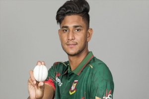 পা কি স্তা ন সিরিজ থেকে নাম প্র ত্যা হা র করলেন নাহিদ রানা 