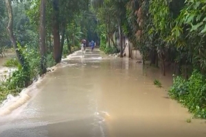 হবিগঞ্জে নদীর বাঁধ ভে'ঙে পানিবন্দি হাজারো মানুষ হবিগঞ্জে নদীর বাঁধ ভে'ঙে পানিবন্দি হাজারো মানুষ