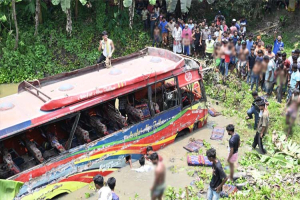 মহাসড়কে বাস-ট্রাক সং*ঘ*র্ষে প্রা ণ গেল ৩ জনের, আ হ ত ২৫