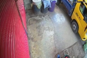দোকান থেকে তেলের ড্রাম নিয়ে গেল যুবকেরা, থানায় অভিযোগ দোকান থেকে তেলের ড্রাম নিয়ে গেল যুবকেরা, থানায় অভিযোগ