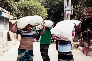 গুদাম ভে/ঙ্গে সার নিয়ে গেলেন কৃষকেরা গুদাম ভে/ঙ্গে সার নিয়ে গেলেন কৃষকেরা