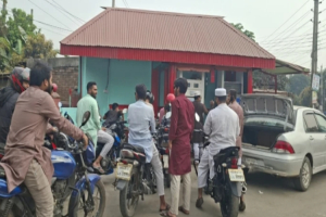 তেলের সংকটের আশঙ্কায় রাজবাড়ীতে পাম্পে দীর্ঘ লাইন