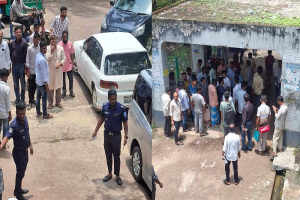 আদালত চত্বরে গো'লাগু'লি, গু'লিবি'দ্ধ ২ আদালত চত্বরে গো'লাগু'লি, গু'লিবি'দ্ধ ২
