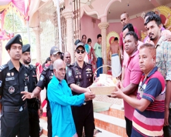 শ্রীমঙ্গলের বিভিন্ন পূজা মন্ডপে র‍্যাব-৯ এর ফল উপহার 
