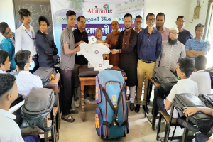পাইলটিয়ান এলামনাই ইউকের উদ্যোগে পাইলট স্কুলে ক্রীড়া সামগ্রী উপহার