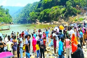 দুর্গাপূজার ছুটিতে জাফলংয়ে পাথর-পাহাড়ের সৌন্দর্যে মুগ্ধ দর্শনার্থীরা দুর্গাপূজার ছুটিতে জাফলংয়ে পাথর-পাহাড়ের সৌন্দর্যে মুগ্ধ দর্শনার্থীরা