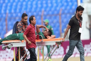 স্ট্রেচারে মাঠ ছাড়লেন মুস্তাফিজ