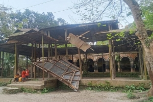ধ্বং/সের দ্বারপ্রান্তে শতবর্ষী ঐতিহ্য জলসুখার গিরিষ বাবুর বাড়ি