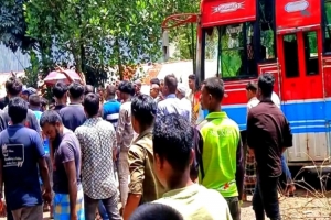 জৈন্তাপুরে বাসচা পা য় গুরুতর আ হ ত একজন, সড়ক অবরোধ জৈন্তাপুরে বাসচা পা য় গুরুতর আ হ ত একজন, সড়ক অবরোধ