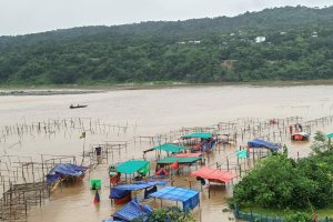 পাহাড়ি ঢলে বি*পর্যস্ত জাফলংএর পর্যটন ব্যবসায়ীরা পাহাড়ি ঢলে বি*পর্যস্ত জাফলংএর পর্যটন ব্যবসায়ীরা