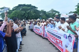 আজিজ হ*ত্যার প্রতিবাদে বিশ্বনাথে  মান*ববন্ধন, জড়িতদের ফাঁ*সির দাবি