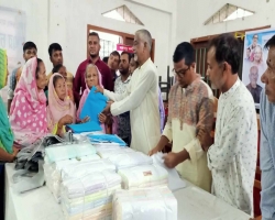 কমলগঞ্জে শারদীয় দু‌র্গোৎসব উপলক্ষ্যে কমলগঞ্জে বস্ত্র বিতরণ