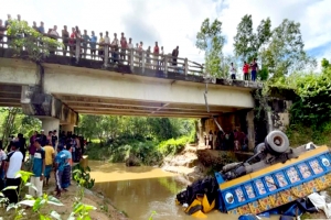 রাজনগরে তেলবাহী ট্রাক খালে, চালক নি'হত