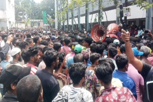 সিলেটে পারমিটের দাবিতে ব্যাটারিচালিত রিকশাচালকদের বি*ক্ষোভ