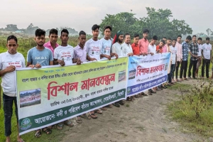 ড্রেজার মেশিন দিয়ে বালু ও পাথর উত্তোলন বন্ধের দাবিতে জাফলং মা ন ব ব ন্ধ ন
