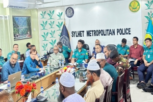 সিলেটে পশুর হাটে বি*শৃঙ্খলা রোধে তৎপর পুলিশ