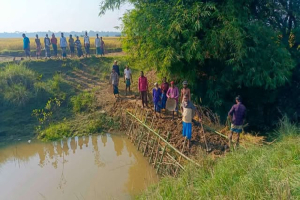 গোয়াইনঘাটে ২০০ একর জমি চাষাবাদে সুইচ গেইট নির্মানের দাবি স্বেচ্ছাশ্রমে বাঁধ নির্মাণ