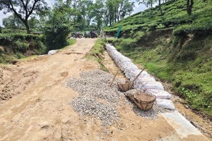 অনিয়মের অভিযোগে ৪ কোটি টাকার সড়কের কাজ বন্ধ করে দিলেন এলাকাবাসী