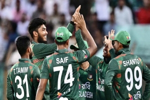 ২ রানের ব্যবধানে ৫ উইকেট, বিপদে জিম্বাবুয়ে