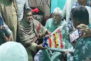 সুনামগঞ্জ-২: বিজয়ী প্রার্থীকে পরাজিত প্রার্থীর ফুলেল শুভেচ্ছা