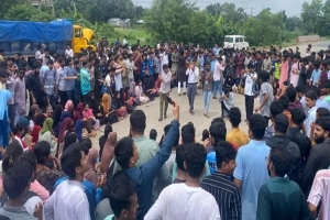 অপ্রতিম হত্যার বিচারের দাবিতে ঢাকা-চট্টগ্রাম মহাসড়ক অবরোধ অপ্রতিম হত্যার বিচারের দাবিতে ঢাকা-চট্টগ্রাম মহাসড়ক অবরোধ