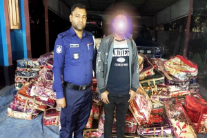 জৈন্তাপুরে দুটি টুরিস্ট বাস হতে ২১৭ পিস ভার*তীয় কম্বল জ*ব্দ,  গ্রে*প্তার -১