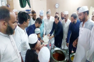 শহীদ রাষ্ট্রপতি জিয়াউর রহমানের শাহাদাত বার্ষিকীতে মহানগর বিএনপির খাবার বিতরণ