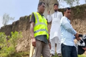 চাঁ*দাবা জির অ ভি যো গে পু লি শ সদস্যকে উঠিয়ে নিয়ে গেলো চোরাকারবারিরা