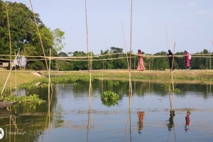ওসমানীনগরে বাঁশের সাঁকো দিয়ে ঝুঁ কি পূ র্ণ পারাপার