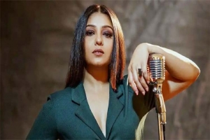 হাফপ্যান্ট পরে কনসার্ট করায় গায়িকাকে আ ক্র ম ণ
