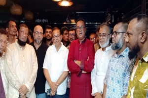 জিন্দাবাজারে শপিং সেন্টারে আগু/ন, ক্ষ/তিগ্রস্তদের পাশে ব্যবসায়ী নেতারা জিন্দাবাজারে শপিং সেন্টারে আগু/ন, ক্ষ/তিগ্রস্তদের পাশে ব্যবসায়ী নেতারা