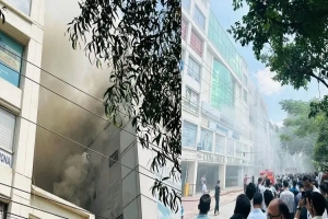 ধানমন্ডির এপেক্স ভবনে আগুন, নিয়ন্ত্রণে ৪ ইউনিট ধানমন্ডির এপেক্স ভবনে আগুন, নিয়ন্ত্রণে ৪ ইউনিট