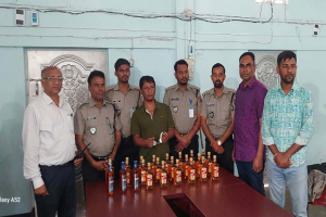 জৈন্তাপুরে মাদ*কবিরোধী অভিযানে ২৫ বোতল বিদেশি ম*দ উ*দ্ধার, আট*ক ১