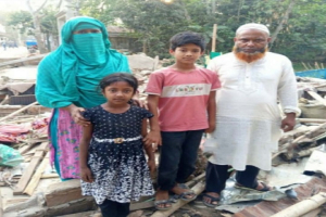 ভাঙা ঘরে চাপা ঈদের আনন্দ