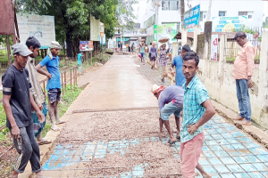 কুলাউড়া উপজেলা স্বাস্থ্য কমপ্লেক্সে সড়কের কাজে অনিয়মের অ ভি যো গ