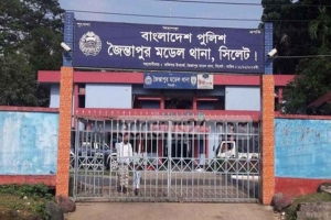 জৈন্তাপুরে লরি থেকে পড়ে এস্কেভেটরের নিচে চা/পা পড়ে চালকের মৃ/ত্যু জৈন্তাপুরে লরি থেকে পড়ে এস্কেভেটরের নিচে চা/পা পড়ে চালকের মৃ/ত্যু