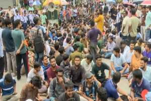 ৩ দফা দাবিতে রুয়েট শিক্ষার্থীদের বি ক্ষো ভ