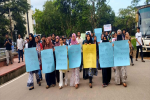 বহিষ্কারাদেশে শাবি'তে মানবন্ধন, প্রশাসনের ক্ষমতা চর্চার অভিযোগ