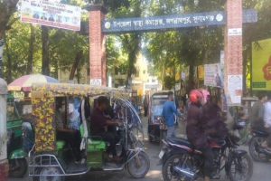 জগন্নাথপুর উপজেলা স্বাস্থ্য কমপ্লেক্স অটোরিকশা ও সবজি ব্যবসায়ীদের দ খ লে প্রধান ফটক