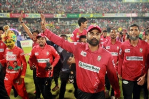মুশফিক–মাহমুদউল্লাহকে শিরোপা উৎসর্গ করলেন তামিম