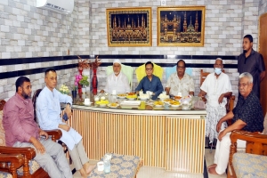 অ/সুস্থ ব্যবসায়ী নেতা দিলওয়ার হোসেনকে দেখতে গেলেন মন্ত্রী খন্দকার মুক্তাদির