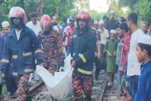 ট্রেনের ছাদ থেকে পড়ে কিশোর নি হ ত, আরেকজনের অবস্থা গুরুতর ট্রেনের ছাদ থেকে পড়ে কিশোর নি হ ত, আরেকজনের অবস্থা গুরুতর