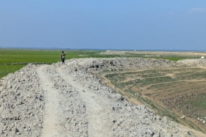 দেখার হাওরের উথারিয়া ফসলরক্ষা বাঁধ : এবার মাটি পড়েনি একমুঠোও  খুঁড়ে দেওয়া হয়েছে নতুন রূপ