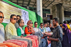 হুমায়ুন কবিরের পক্ষ থেকে শীতার্তদের মাঝে কম্বল বিতরণ