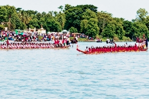 প্রতিবাদের মধ্যেও গোলাপগঞ্জে কুশিয়ারায় নৌকা বাইচ প্রতিবাদের মধ্যেও গোলাপগঞ্জে কুশিয়ারায় নৌকা বাইচ