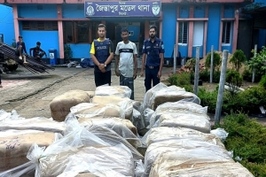 জৈন্তাপুরে বালুবাহী ট্রাক থেকে ৪৩৪১ পিস ভারতীয় শাড়ি জব্দ, আটক ১ জৈন্তাপুরে বালুবাহী ট্রাক থেকে ৪৩৪১ পিস ভারতীয় শাড়ি জব্দ, আটক ১