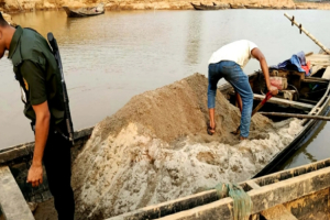 জৈন্তাপুরে ফসলি জমি নষ্ট করে বালু উত্তোলনের বিরুদ্ধে অ ভি যা ন