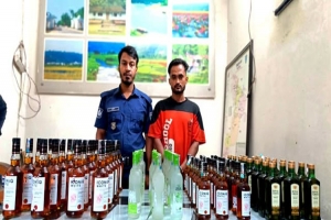 জৈন্তাপুরে সিএনজির বনেট থেকে ৯৬ বোতল বিদেশি ম দ উদ্ধার, চালক গ্রে প্তা র