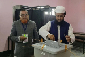 মাকে সঙ্গে নিয়ে ভোট দিলেন হেলিকপ্টার প্রতীকের প্রার্থী ফখরুল ইসলাম
